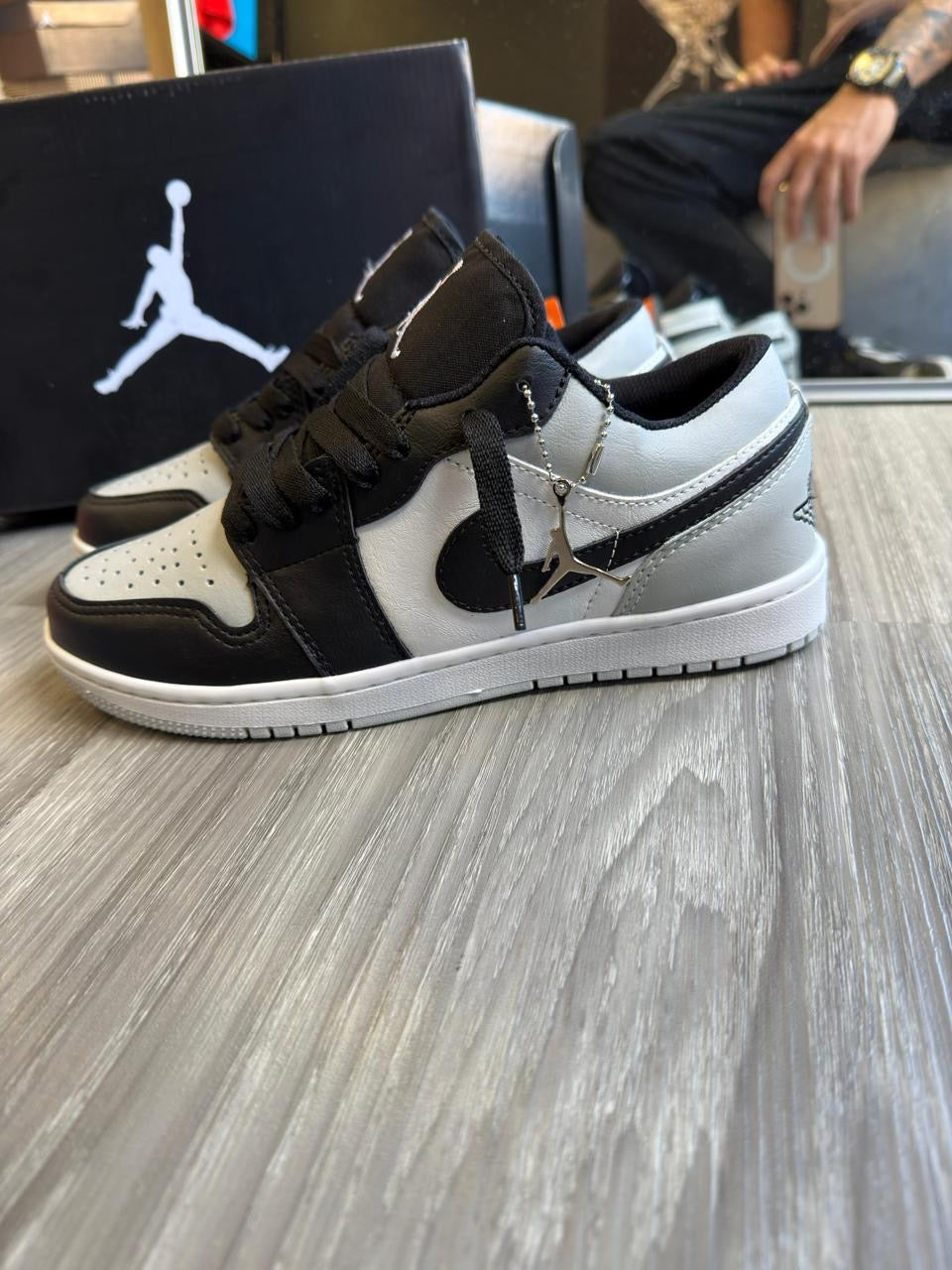 Tênis Jordan Low Cinza e Preto