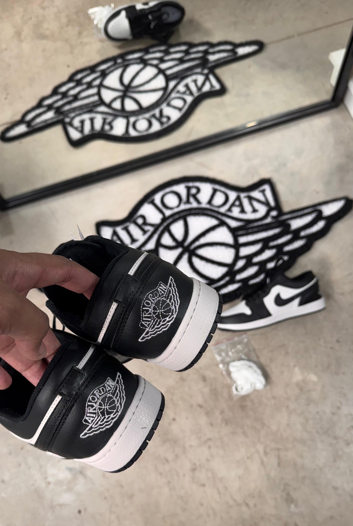Tênis Jordan Low Preto e Branco