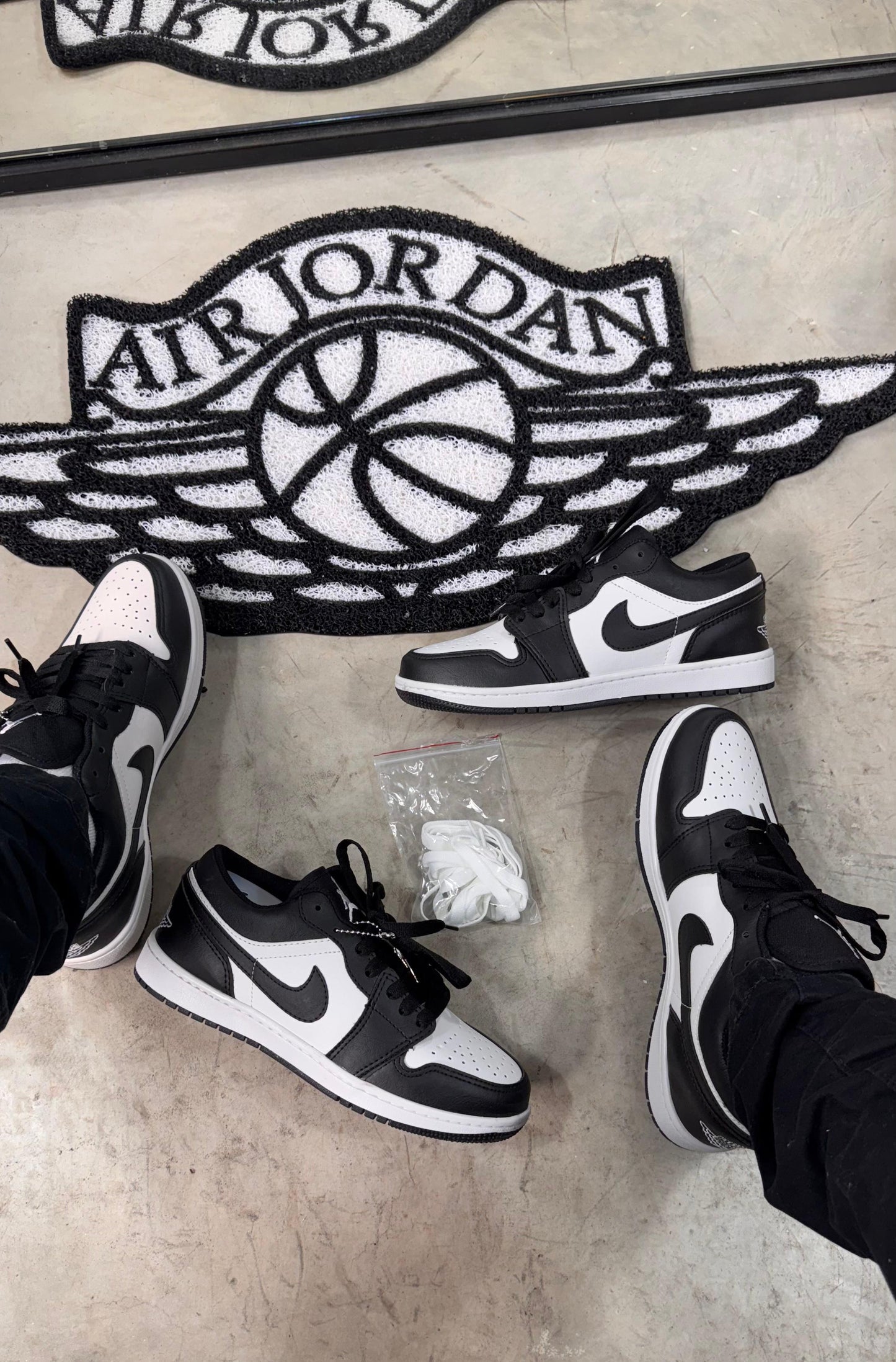 Tênis Jordan Low Preto e Branco