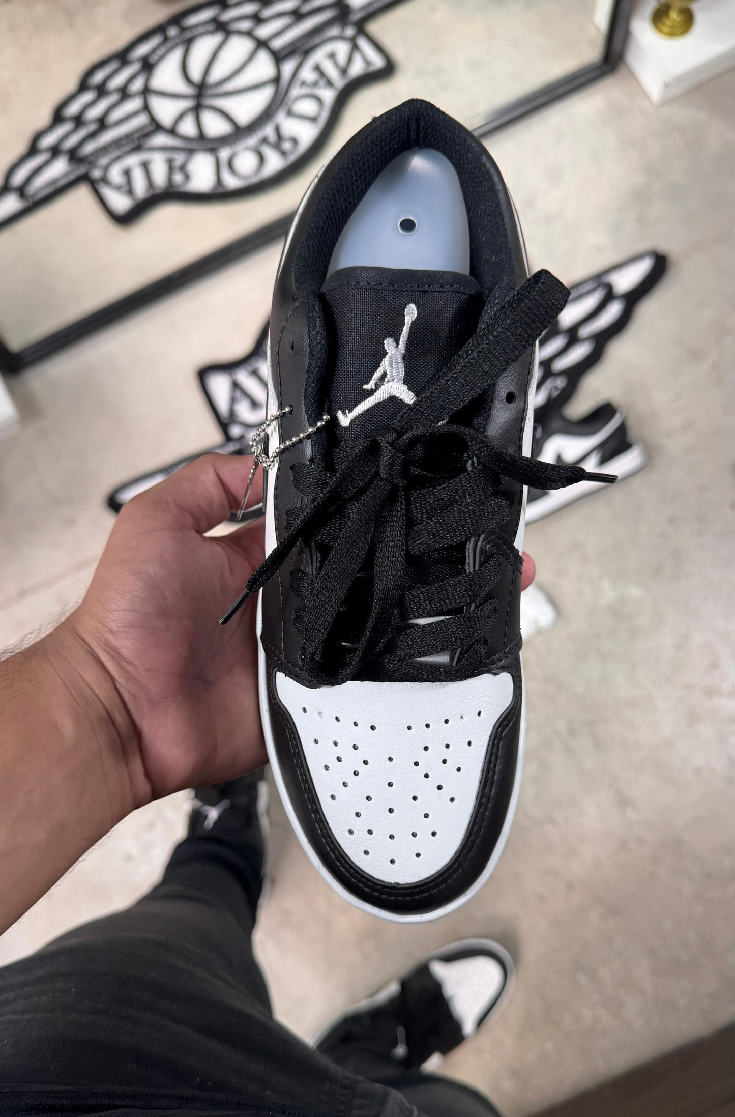 Tênis Jordan Low Preto e Branco